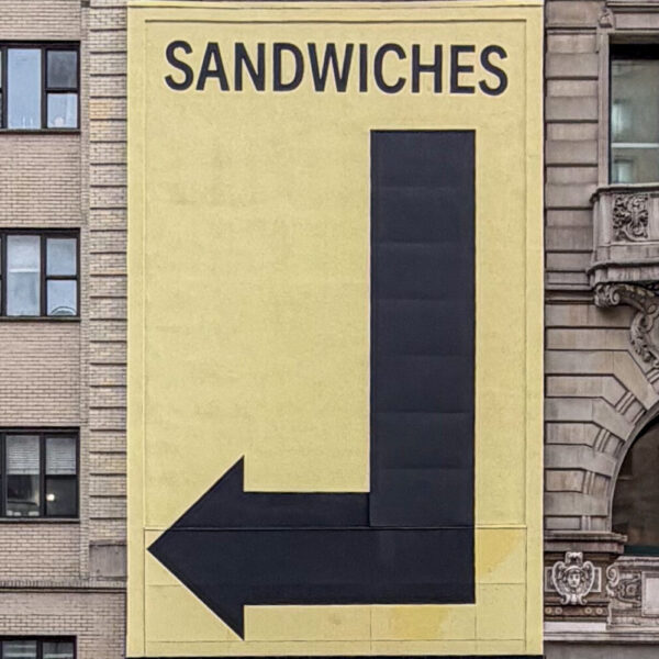 Прямолинейная вывеска в Нью-Йорке