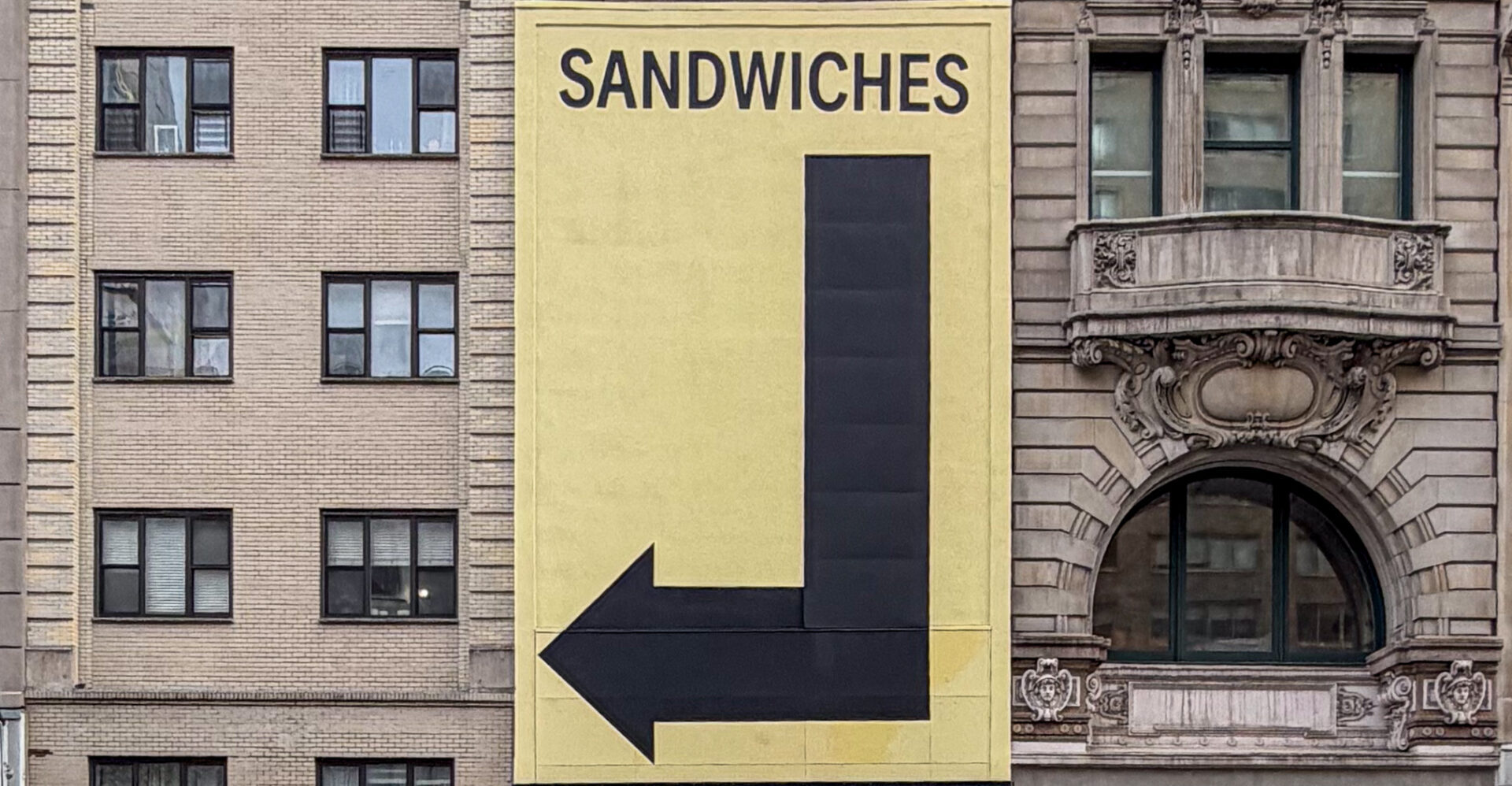 Прямолинейная вывеска в Нью-Йорке