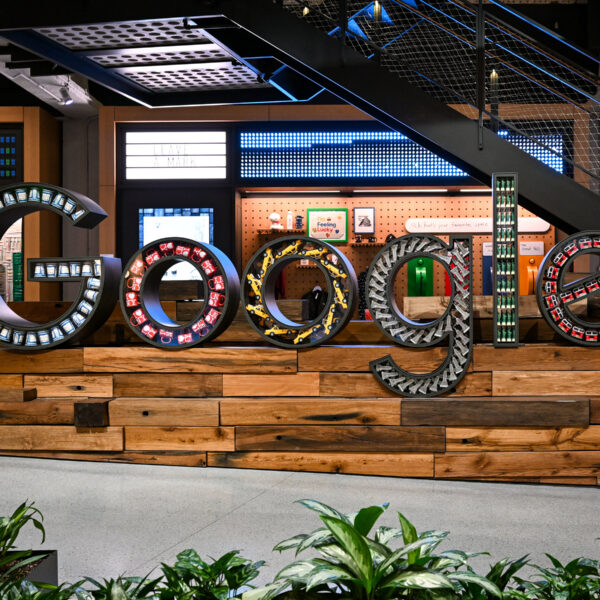 Лого GOOGLE в офисе St. John’s Terminal