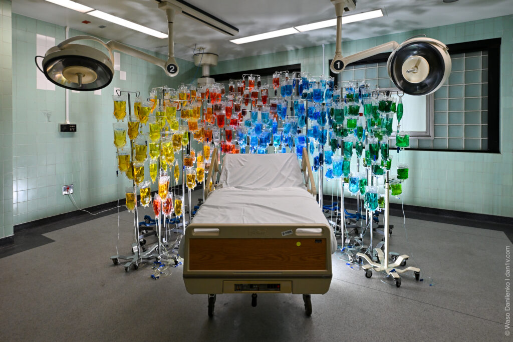 Поп-ап музей Hospital of Emotions в старейшей больнице Лос-Анджелеса