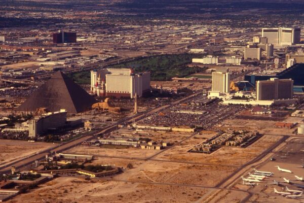 Фото 1993 года: Лас-Вегас, отели Luxor и MGM Grand