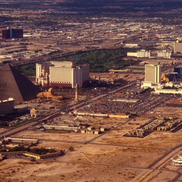Фото 1993 года: Лас-Вегас, отели Luxor и MGM Grand