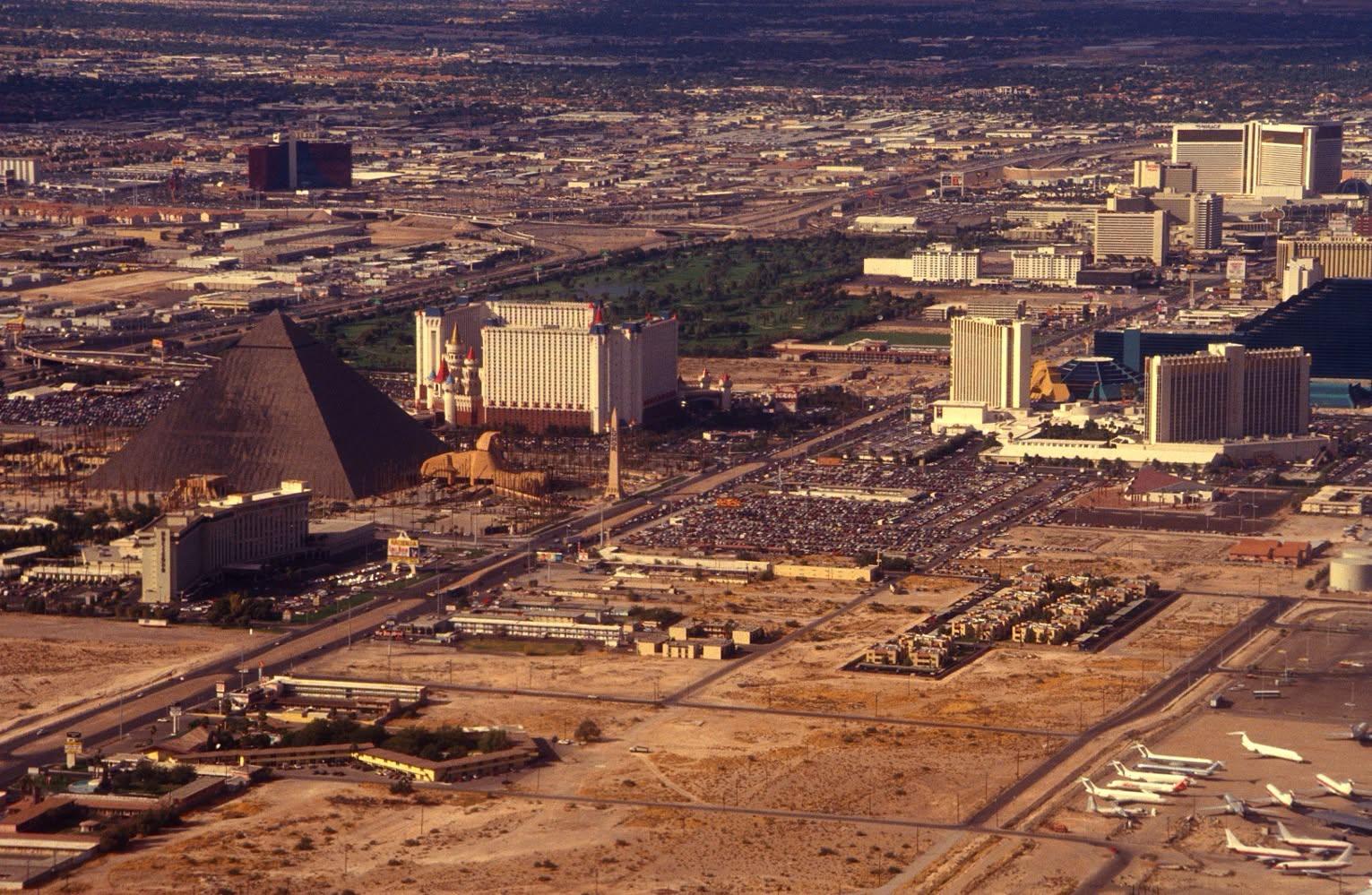 Фото 1993 года: Лас-Вегас, отели Luxor и MGM Grand
